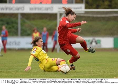 v.li.: Dora Zeller (TSG 1899 Hoffenheim II, 10) foult Anna Schlarb (FC Bayern München II, 5) im Zweikampf, Duell, duel, tackle, Dynamik, Action, Aktion, Fussball, 2. Frauen-Bundesliga Süd, FC Bayern München II - TSG 1899 Hoffenheim II, xslx