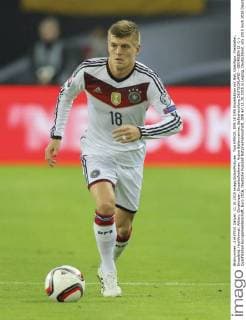 Toni KROOS, DFB 18 DFB Einzelaktion mit Ball, Ganzfigur, Freisteller, Einzelbild, Hochformat, Aktion, Ganzkörper, Einzelaufnahmen, Action Ballannahme, Ballbehandlung DEUTSCHLAND - GEORGIEN (2 -1 ) Qualifikation Europameisterschaft, Euro 2016, Deutsche Fussball Nationalmannschaft, DFB am 11.10.2015 in Leipzig, Deutschland.