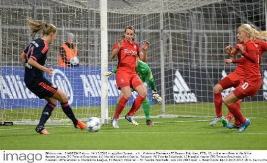 v.li.: Vivianne Miedema (FC Bayern München, FCB, 10) mit einem Pass in die Mitte Renate Jansen (FC Twente Enschede, 11) Marieke Ubachs (Keeper, Torwart, FC Twente Enschede, 1) Maayke Heuver (FC Twente Enschede, 10) , Fussball, UEFA Women s Champions League, FC Bayern München - FC Twente Enschede, xslx