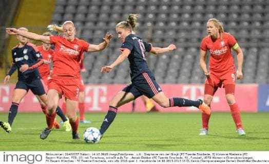 v.li.: Stephanie van der Gragt (FC Twente Enschede, 3) Vivianne Miedema (FC Bayern München, FCB, 10) mit Torschuss, schießt aufs Tor , Anouk Dekker (FC Twente Enschede, 9) , Fussball, UEFA Women s Champions League, FC Bayern München - FC Twente Enschede, xslx