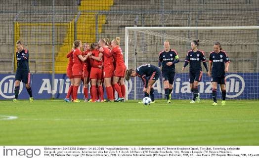 v.li.: Spielerinnen des FC Twente Enschede Jubel, Torjubel, Torerfolg, celebrate the goal, goal, celebration, Jubel ueber das Tor zum 0:1 durch Jill Roord (FC Twente Enschede, 14), Melanie Leupolz (FC Bayern München, FCB, 8) Melanie Behringer (FC Bayern München, FCB, 7) Viktoria Schnaderbeck (FC Bayern München, FCB, 25) Lisa Evans (FC Bayern München, FCB, 18) enttäuscht schauend, Enttäuschung, Frustration, disappointed, pessimistisch, optimistisch, Action, Aktion , Fussball, UEFA Women s Champions League, FC Bayern München - FC Twente Enschede, xslx