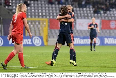 v.li.: Stephanie van der Gragt (FC Twente Enschede, 3) enttäuscht schauend, Enttäuschung, Frustration, disappointed, pessimistisch, Lisa Evans (FC Bayern München, FCB, 18) Vivianne Miedema (FC Bayern München, FCB, 10) Jubel, Torjubel, Torerfolg, celebrate the goal, goal, celebration, Jubel ueber das Tor 1:1 durch Lisa Evans (FC Bayern München, FCB, 18), optimistisch, Action, Aktion , Fussball, UEFA Women s Champions League, FC Bayern München - FC Twente Enschede, xslx