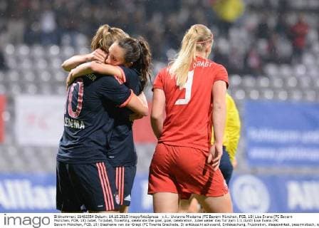 v.li.: Vivianne Miedema (FC Bayern München, FCB, 10) Lisa Evans (FC Bayern München, FCB, 18) Jubel, Torjubel, Torerfolg, celebrate the goal, goal, celebration, Jubel ueber das Tor zum 1:1 durch Lisa Evans (FC Bayern München, FCB, 18) Stephanie van der Gragt (FC Twente Enschede, 3) enttäuscht schauend, Enttäuschung, Frustration, disappointed, pessimistisch, optimistisch, Action, Aktion, Fussball, UEFA Women s Champions League, FC Bayern München - FC Twente Enschede, xslx