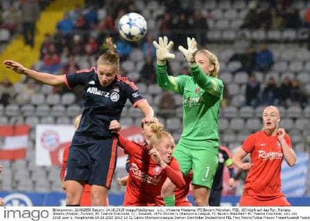 v.li.: Vivianne Miedema (FC Bayern München, FCB, 10) köpft auf das Tor, Marieke Ubachs (Keeper, Torwart, FC Twente Enschede, 1) , Fussball, UEFA Women s Champions League, FC Bayern München - FC Twente Enschede, xslx