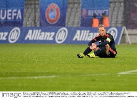 v.li.: Melanie Behringer (FC Bayern München, FCB, 7) ám Boden sitzend, enttäuscht schauend, Enttäuschung, Frustration, disappointed, pessimistisch Freisteller, Einzelbild, Aktion, Action, Fussball, UEFA Women s Champions League, FC Bayern München - FC Twente Enschede, xslx