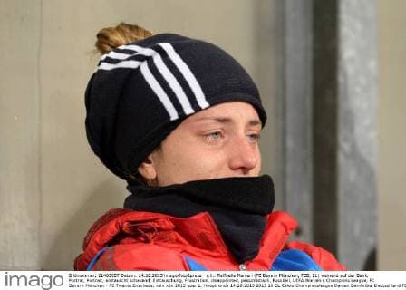 v.li.: Raffaella Manieri (FC Bayern München, FCB, 21) weinend auf der Bank, Porträt, Portrait, enttäuscht schauend, Enttäuschung, Frustration, disappointed, pessimistisch, Fussball, UEFA Women s Champions League, FC Bayern München - FC Twente Enschede, xslx