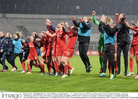 v.li.: Spielerinnen des FC Twente Enschede Jubel, Torjubel, Torerfolg, celebrate, celebration, über den Sieg, optimistisch, Action, Aktion, Fussball, UEFA Women s Champions League, FC Bayern München - FC Twente Enschede, xslx