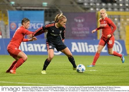 v.li.: Kristina Erman (FC Twente Enschede, 8) Kristie Mewis (FC Bayern München, FCB, 28) Maayke Heuver (FC Twente Enschede, 10) im Zweikampf, Duell, duel, tackle, Dynamik, Action, Aktion, Fussball, UEFA Women s Champions League, FC Bayern München - FC Twente Enschede, xslx