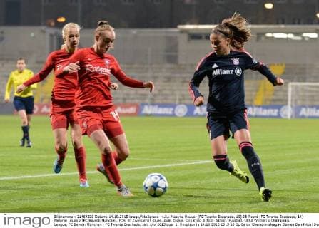 v.li.: Maayke Heuver (FC Twente Enschede, 10) Jill Roord (FC Twente Enschede, 14) Melanie Leupolz (FC Bayern München, FCB, 8) Zweikampf, Duell, duel, tackle, Dynamik, Action, Aktion, Fussball, UEFA Women s Champions League, FC Bayern München - FC Twente Enschede, xslx