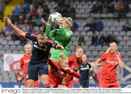 v.li.: Vivianne Miedema (FC Bayern München, FCB, 10) Marieke Ubachs (Keeper, Torwart, FC Twente Enschede, 1) fängt den Ball vor der einköpfenden Vivianne Miedema (FC Bayern München, FCB, 10), Fussball, UEFA Women s Champions League, FC Bayern München - FC Twente Enschede, xslx