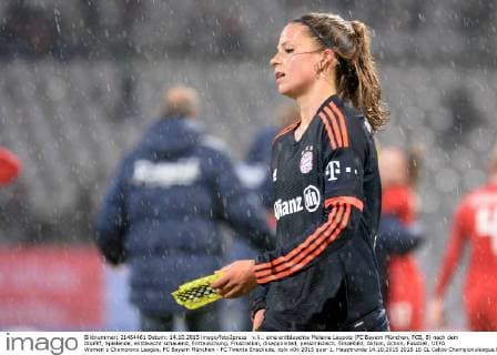 v.li.: eine enttäuschte Melanie Leupolz (FC Bayern München, FCB, 8) nach dem Abpfiff, Spielende, enttäuscht schauend, Enttäuschung, Frustration, disappointed, pessimistisch, Einzelbild, Aktion, Action, Fussball, UEFA Women s Champions League, FC Bayern München - FC Twente Enschede, xslx