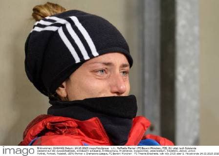 v.li.: Raffaella Manieri (FC Bayern München, FCB, 21) sitzt nach Spielende weinend auf der Auswechselbank, enttäuscht schauend, Enttäuschung, Frustration, disappointed, pessimistisch, Einzelbild, Aktion, Action Porträt, Portrait, Fussball, UEFA Women s Champions League, FC Bayern München - FC Twente Enschede, xslx