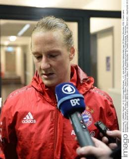 v.li.: eine enttäuschte Melanie Behringer (FC Bayern München, FCB, 7) beim beim Interview, TV, Fernsehen, Mikrofon, Einzelbild, Aktion, Action Porträt, Portrait, enttäuscht schauend, Enttäuschung, Frustration, disappointed, pessimistisch, Fussball, UEFA Women s Champions League, FC Bayern München - FC Twente Enschede, xslx