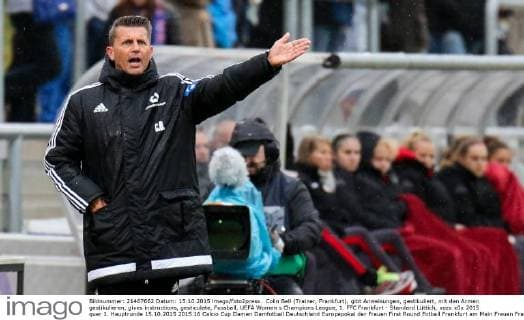 Colin Bell (Trainer, Frankfurt), gibt Anweisungen, gestikuliert, mit den Armen gestikulieren, gives instructions, gesticulate, Fussball, UEFA Women s Champions League, 1. FFC Frankfurt - Standard Lüttich, xozx