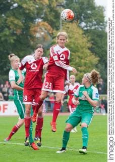 v.li.: Michelle Ulbrich (SV Werder Bremen, 5), Kerstin Garefrekes (1. FFC Frankfurt, 18), Saskia Bartusiak (1. FFC Frankfurt, 25) und Pia-Sophie Wolter (SV Werder Bremen, 10) kämpfen um den Ball, Kopfball, Fussball, Allianz Frauen-Bundesliga, SV Werder Bremen - 1. FFC Frankfurt, xobx