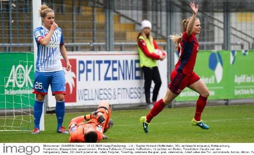 v.li.: Sophie Howard (Hoffenheim, 26), enttäuscht schauend, Enttäuschung, Frustration, disappointed, pessimistisch, Martina Tufekovic (Torwart, Hoffenheim, 1) verletzt am Boden, Torschützin Claudia van den Heiligenberg (Jena, 22) dreht jubelnd ab, Jubel, Torjubel, Torerfolg, celebrate the goal, goal, celebration, Jubel ueber das Tor, optimistisch, Action, Aktion, Fussball, Allianz Frauen-Bundesliga, TSG 1899 Hoffenheim - FF USV Jena, xozx
