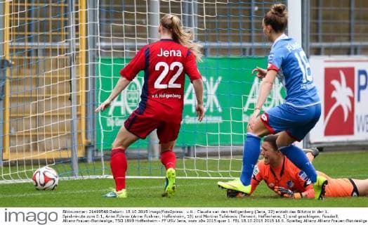 v.li.: Claudia van den Heiligenberg (Jena, 22) erzielt das Blitztor in der 1. Spielminute zum 0:1, Anne Fühner (Anne Fuehner, Hoffenheim, 18) und Martina Tufekovic (Torwart, Hoffenheim, 1) sind geschlagen, Fussball, Allianz Frauen-Bundesliga, TSG 1899 Hoffenheim - FF USV Jena, xozx