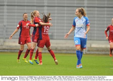 GER, 1. FFBL, TSG 1899 Hoffenheim vs. FF USV Jena 18.10.2015, Dietmar-Hopp-Stadion, Sinsheim, GER, 1. FFBL, TSG 1899 Hoffenheim vs. FF USV Jena, im Bild: Jubelt ueber ihr 1:0: Claudia van den Heiligenberg ( 22, FF USV Jena) mit Amber Hearn ( 10, FF USV Jena) und Iva Landeka ( 19, FF USV Jena), Tamar Dongus ( 32, TSG 1899 Hoffenheim) frustriert nphxFabisch
