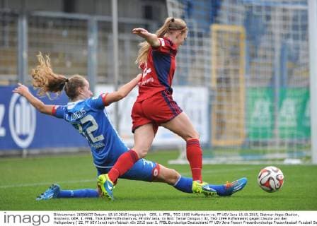 GER, 1. FFBL, TSG 1899 Hoffenheim vs. FF USV Jena 18.10.2015, Dietmar-Hopp-Stadion, Sinsheim, GER, 1. FFBL, TSG 1899 Hoffenheim vs. FF USV Jena, im Bild: Tamar Dongus ( 32, TSG 1899 Hoffenheim) gegen Claudia van den Heiligenberg ( 22, FF USV Jena) nphxFabisch