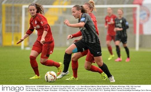 v.li.: Sara Ilonka Däbritz (Sara Daebritz, FC Bayern München, FCB, 33) Lisa Karl (SC Freiburg, 2) Kristie Mewis (FC Bayern München, FCB, 28) im Zweikampf, Duell, duel, tackle, Dynamik, Action, Aktion, Fussball, Allianz Frauen-Bundesliga, FC Bayern München - SC Freiburg, xslx