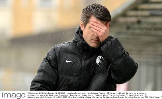 v.li.: Jens Scheuer (Trainer, SC Freiburg) hält sich die Hand vor die Augen, enttäuscht schauend, Enttäuschung, Frustration, disappointed, pessimistisch , Fussball, Allianz Frauen-Bundesliga, FC Bayern München - SC Freiburg, xslx