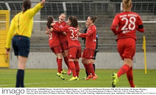 v.li.: Lisa Evans (FC Bayern München, FCB, 18) Nicole Rolser (FC Bayern München, FCB, 29) Sara Ilonka Däbritz (Sara Daebritz, FC Bayern München, FCB, 33) Gina Lewandowski (FC Bayern München, FCB, 2) Juliane Maier (SC Freiburg, 8) Kristie Mewis (FC Bayern München, FCB, 28) Jubel, Torjubel, Torerfolg, celebrate the goal, goal, celebration, Jubel ueber das Tor zum 1:0 durch Nicole Rolser (FC Bayern München, FCB, 29), optimistisch, Action, Aktion , Fussball, Allianz Frauen-Bundesliga, FC Bayern München - SC Freiburg, xslx