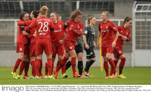 v.li.: Lisa Evans (FC Bayern München, FCB, 18) Nicole Rolser (FC Bayern München, FCB, 29) (verdeckt) Viktoria Schnaderbeck (FC Bayern München, FCB, 25) Kristie Mewis (FC Bayern München, FCB, 28) Gina Lewandowski (FC Bayern München, FCB, 2) Melanie Leupolz (FC Bayern München, FCB, 8) Sarah Puntigam (SC Freiburg, 18) Carina Wenninger (FC Bayern München, FCB, 19) Sara Ilonka Däbritz (Sara Daebritz, FC Bayern München, FCB, 33) Jubel, Torjubel, Torerfolg, celebrate the goal, goal, celebration, Jubel ueber das Tor zum 1:0 durch Nicole Rolser (FC Bayern München, FCB, 29), optimistisch, Action, Aktion, Fussball, Allianz Frauen-Bundesliga, FC Bayern München - SC Freiburg, xslx
