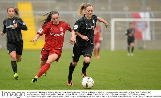 v.li.: Lisa Evans (FC Bayern München, FCB, 18) Sarah Puntigam (SC Freiburg, 18) im Zweikampf, Duell, duel, tackle, Dynamik, Action, Aktion, Fussball, Allianz Frauen-Bundesliga, FC Bayern München - SC Freiburg, xslx