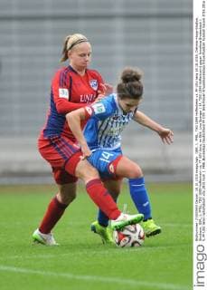 GER, 1. FFBL, TSG 1899 Hoffenheim vs. FF USV Jena 18.10.2015, Dietmar-Hopp-Stadion, Sinsheim, GER, 1. FFBL, TSG 1899 Hoffenheim vs. FF USV Jena, im Bild: Lina Buerger ( 14, TSG 1899 Hoffenheim) gegen Annalena Breitenbach ( 5, FF USV Jena) nphxFabisch