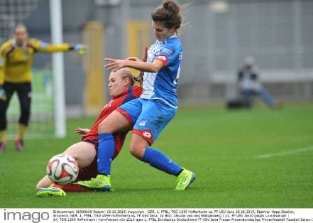 GER, 1. FFBL, TSG 1899 Hoffenheim vs. FF USV Jena 18.10.2015, Dietmar-Hopp-Stadion, Sinsheim, GER, 1. FFBL, TSG 1899 Hoffenheim vs. FF USV Jena, im Bild: Claudia van den Heiligenberg ( 22, FF USV Jena) gegen Lina Buerger ( 14, TSG 1899 Hoffenheim) nphxFabisch