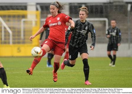 v.li.: Melanie Leupolz (FC Bayern München, FCB, 8) Sandra Starke (SC Freiburg, 13) im Zweikampf, Duell, duel, tackle, Dynamik, Action, Aktion, Fussball, Allianz Frauen-Bundesliga, FC Bayern München - SC Freiburg, xslx