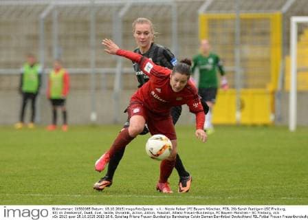 v.li.: Nicole Rolser (FC Bayern München, FCB, 29) Sarah Puntigam (SC Freiburg, 18) im Zweikampf, Duell, duel, tackle, Dynamik, Action, Aktion, Fussball, Allianz Frauen-Bundesliga, FC Bayern München - SC Freiburg, xslx