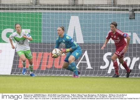 Fußball, Allianz Frauen Bundesliga, VfL Wolfsburg - SC Sand; Almuth Schult (Wolfsburg; Nationaltorhüterin, 1) hält einen Ball, pariert, Parade, Glanzaparade, hält den Ball, wehrt den Ball ab, wehrt den Schuss ab, Aktion, action. xtgx