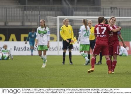 Fußball, Allianz Frauen Bundesliga, VfL Wolfsburg - SC Sand; Jubel, Torjubel, Freude, Emotion, Torerfolg, Aktion, action, goal, goal celebration, celebrates Sand nach dem Spiel, Wolfsburg enttäuscht, frustriert, niedergeschlagen Enttäuschung, Frust, disappointed. xtgx