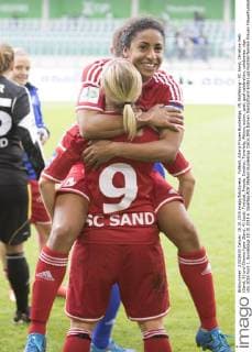 Fußball, Allianz Frauen Bundesliga, VfL Wolfsburg - SC Sand; Christine Veth (Sand, 9) und Chioma Igwe (Sand, 4) Jubel, Torjubel, Freude, Emotion, Torerfolg, Aktion, action, goal, goal celebration, celebrates. xtgx