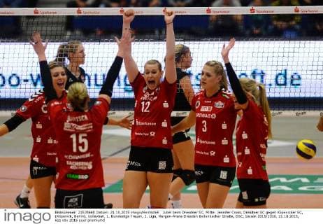 Jubel beim Dresdner SC, Mitte: Jennifer Cross, Dresdner SC gegen Köpenicker SC, (Köpenick, Berlin), Volleyball, 1. Bundesliga Frauen, 1. Liga, Margon-Arena Dresden Bodenbacher Straße, DSC, Saison 2015 2016, 21.10.2015,