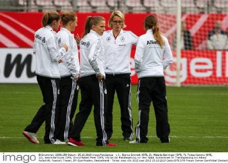 v.li.: Bianca Schmidt (DFB, 2), Melanie Behringer (DFB, 7), Tabea Kemme (DFB, 22), Saskia Bartusiak (DFB, 3) und Babett Peter (DFB, 14) bei der Platzbegehung vor dem Spiel, Spielerinnen im Trainingsanzug mit Allianz Aufschrift, Fussball, Frauen, EM-Qualifikation, Deutschland - Türkei, xozx