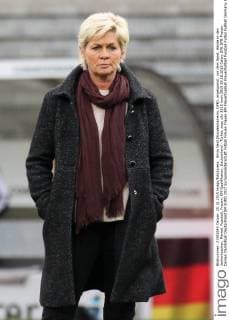 Silvia Neid (Bundestrainerin, DFB), angespannt, vor dem Spiel, Hände in den Jackentaschen, Mantel, Fussball, Frauen, EM-Qualifikation, Deutschland - Türkei, xozx