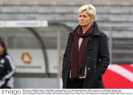 Silvia Neid (Bundestrainerin, DFB), angespannt, vor dem Spiel, Hände in den Jackentaschen, Mantel, Fussball, Frauen, EM-Qualifikation, Deutschland - Türkei, xozx