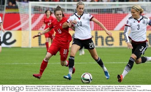v.li.: Melike Pekel (Türkei, 18), Lena Goeßling (Lena Goessling, DFB, 20), Saskia Bartusiak (DFB, 3), Zweikampf, Duell, duel, tackle, Dynamik, Action, Aktion, Fussball, Frauen, EM-Qualifikation, Deutschland - Türkei, xozx