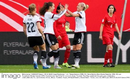 v.li.: Tabea Kemme (DFB, 22), Sara Däbritz (Sara Ilonka Daebritz, DFB, 23) und Torschützin Mandy Islacker (DFB, 9) jubeln über das frühe Tor zum 1:0, Jubel, Torjubel, Torerfolg, celebrate the goal, goal, celebration, Jubel ueber das Tor, optimistisch, Action, Aktion, Fussball, Frauen, EM-Qualifikation, Deutschland - Türkei, xozx