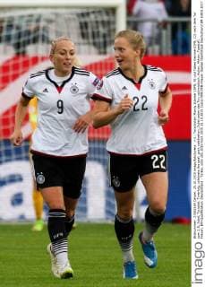 v.li.: Torschützin Mandy Islacker (DFB, 9) und Tabea Kemme (DFB, 22) nach dem Tor zum 1:0, Jubel, Torjubel, Torerfolg, celebrate the goal, goal, celebration, Jubel ueber das Tor, optimistisch, Action, Aktion, Fussball, Frauen, EM-Qualifikation, Deutschland - Türkei, xozx