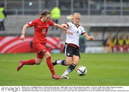 GER, EMQ, Damen EM, Deutschland (GER) vs Tuerkei (TUR) 25.10.2015, Hardtwaldstadion, Sandhausen, GER, EMQ, Damen EM, Deutschland (GER) vs Tuerkei (TUR), im Bild: Melike Pekel ( 18, Tuerkei) gegen Leonie Maier ( 4, Deutschland) nphxFabisch