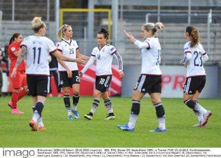 GER, EMQ, Damen EM, Deutschland (GER) vs Tuerkei (TUR) 25.10.2015, Hardtwaldstadion, Sandhausen, GER, EMQ, Damen EM, Deutschland (GER) vs Tuerkei (TUR), im Bild: Jubel ueber das 6:0 durch Lina Magull ( 18, Deutschland), mit dabei Lena Goessling ( 20, Deutschland), Anja Mittag ( 11, Deutschland), Anna Blaesse ( 15, Deutschland) und Sara Daebritz ( 23, Deutschland) nphxFabisch