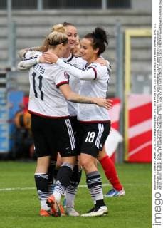 v.li.: Anja Mittag (DFB, 11), Sara Däbritz (Sara Ilonka Daebritz, DFB, 23), Torschützin Lina Magull (DFB, 18), Jubel, Torjubel, Torerfolg, celebrate the goal, goal, celebration, Jubel ueber das Tor, optimistisch, Action, Aktion, Fussball, Frauen, EM-Qualifikation, Deutschland - Türkei, xozx