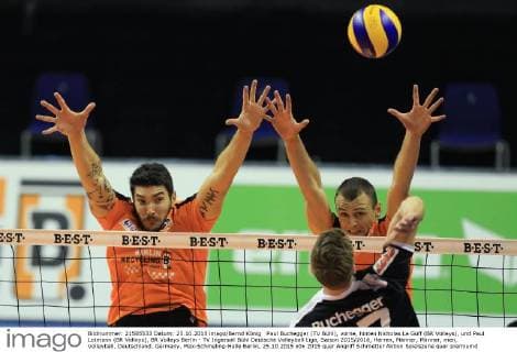 Paul Buchegger (TV Bühl), vorne, hinten Nicholas Le Goff (BR Volleys), und Paul Lotmann (BR Volleys), BR Volleys Berlin - TV Ingersoll Bühl Deutsche Volleyball Liga, Saison 2015 2016, Herren, Männer, Männer, men, Volleyball, Deutschland, Germany, Max-Schmeling-Halle Berlin, 25.10.2015