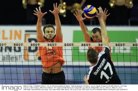 Paul Buchegger (TV Bühl), vorne, hinten Tomas Kmet (BR Volleys), und Paul Lotmann (BR Volleys), BR Volleys Berlin - TV Ingersoll Bühl Deutsche Volleyball Liga, Saison 2015 2016, Herren, Männer, Männer, men, Volleyball, Deutschland, Germany, Max-Schmeling-Halle Berlin, 25.10.2015