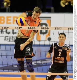 Robert Kromm (BR Volleys), beim Schmetterball, hinten Erik Shoji (BR Volleys), BR Volleys Berlin - TV Ingersoll Bühl Deutsche Volleyball Liga, Saison 2015 2016, Herren, Männer, Männer, men, Volleyball, Deutschland, Germany, Max-Schmeling-Halle Berlin, 25.10.2015
