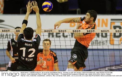 Nicholas Le Goff (BR Volleys), beim Schmetterball, hinten Robert Kromm (BR Volleys), vorne Nehemiah Mote (TV Bühl), BR Volleys Berlin - TV Ingersoll Bühl Deutsche Volleyball Liga, Saison 2015 2016, Herren, Männer, Männer, men, Volleyball, Deutschland, Germany, Max-Schmeling-Halle Berlin, 25.10.2015