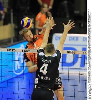 Paul Carroll (BR Volleys), beim Schmetterball, vorne Daniel Josef Tublin(TV Bühl), BR Volleys Berlin - TV Ingersoll Bühl Deutsche Volleyball Liga, Saison 2015 2016, Herren, Männer, Männer, men, Volleyball, Deutschland, Germany, Max-Schmeling-Halle Berlin, 25.10.2015